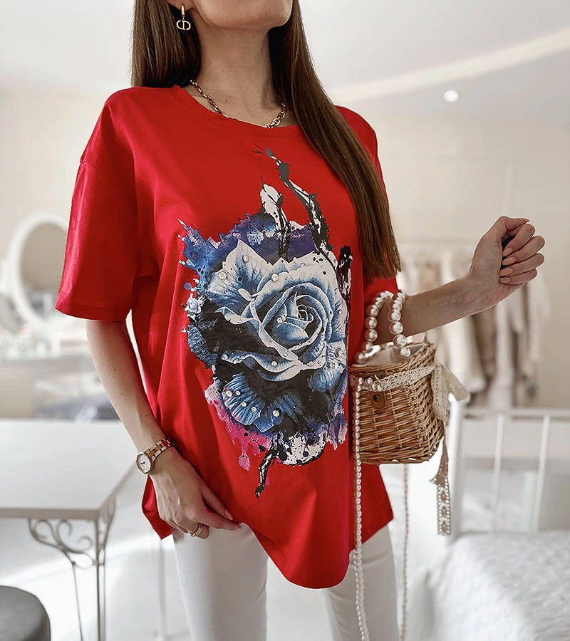 Piros, laza fazonú Mouet póló.