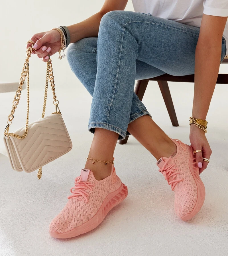 Mira rózsaszín anyagból készült tornacipői