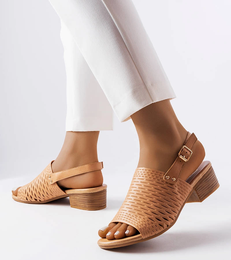 Barna alacsony sarokkal rendelkező sivatagi szandál