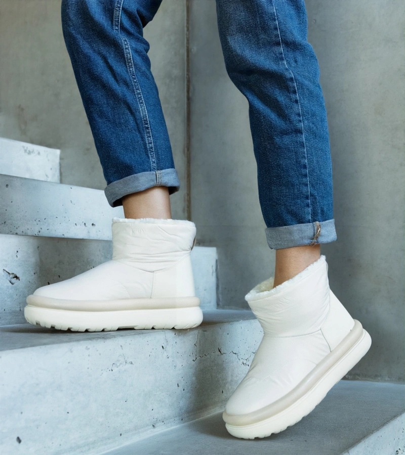 Beige meleg platformos hócsizmák Cores márkájú.