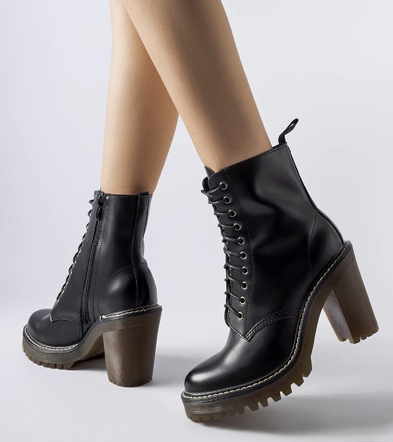 Fekete csizma Ezio cipőfűzővel