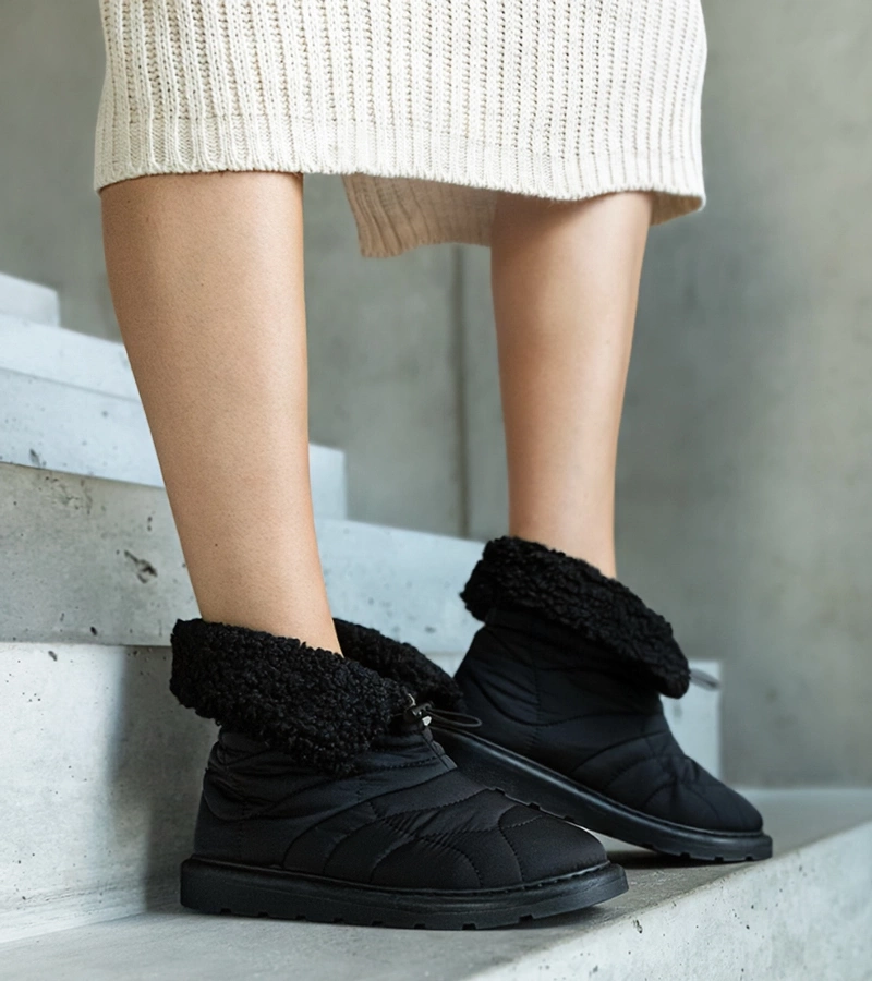 Fekete bélelt hócsizmák húzózsinórral Caellita.