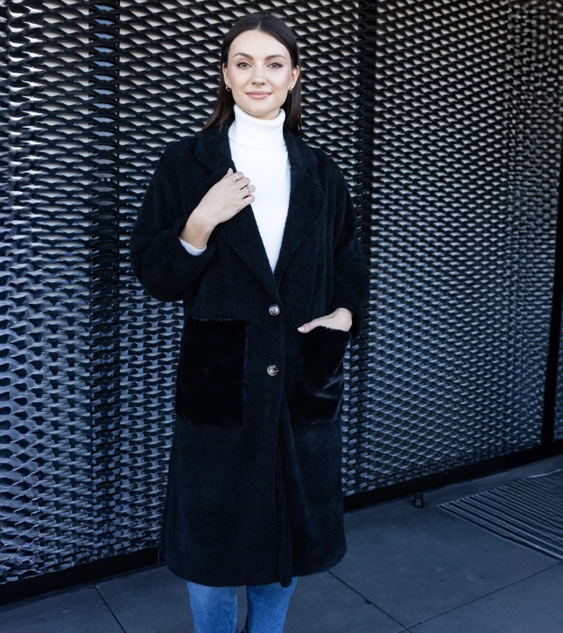 A Badra plüss zsebes hosszú fekete kabát.