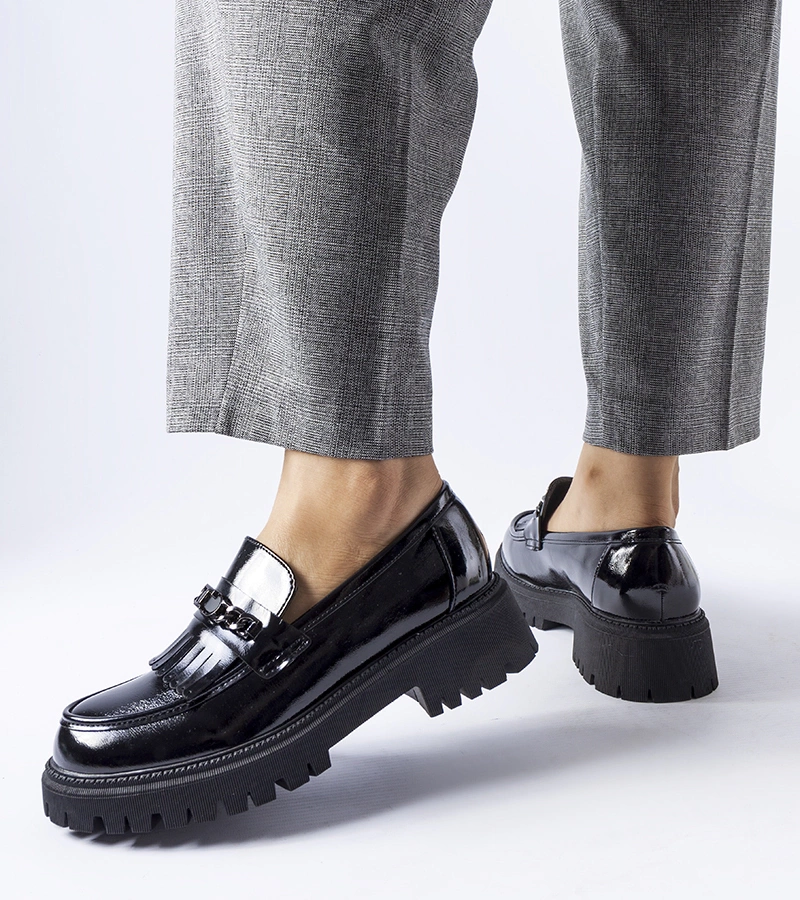 Fekete lakkozott mokaszin Agordina csattal