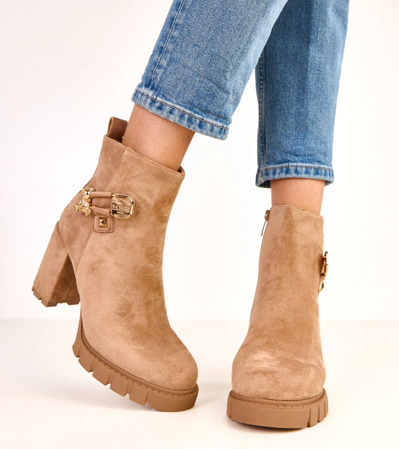 Barna oszlopos bokacsizma arany macival Naste