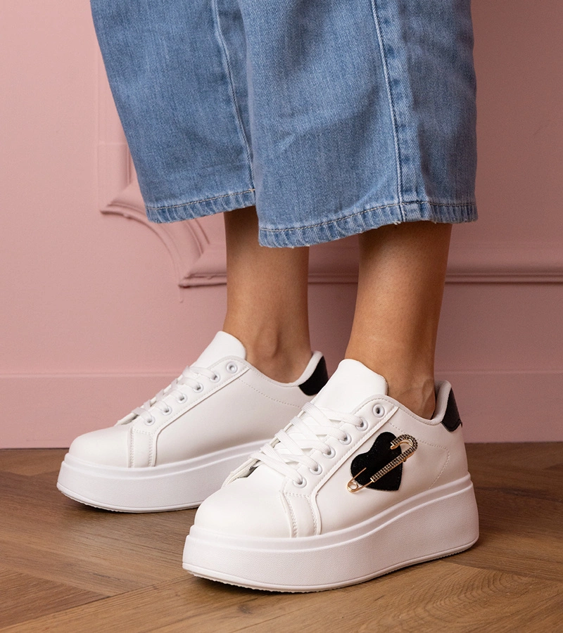 Fehér tornacipő fekete szívecskével és cirkóniákkal Lerisol