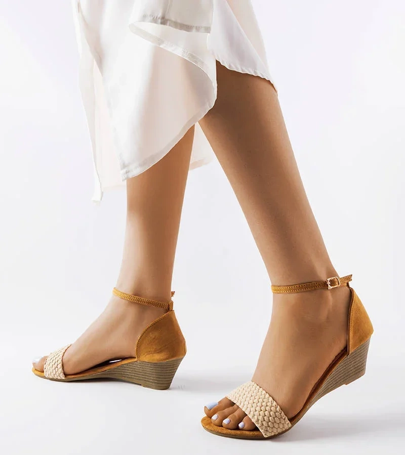 Veltri bézs szandál kúp talppal