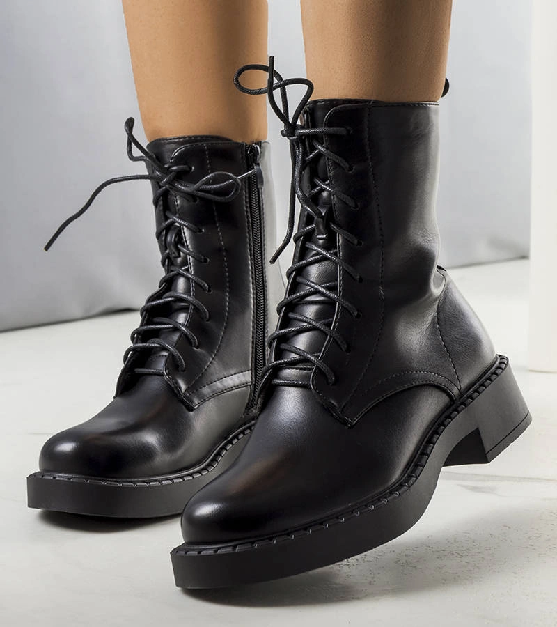 Fekete bélelt trapperek Ildar