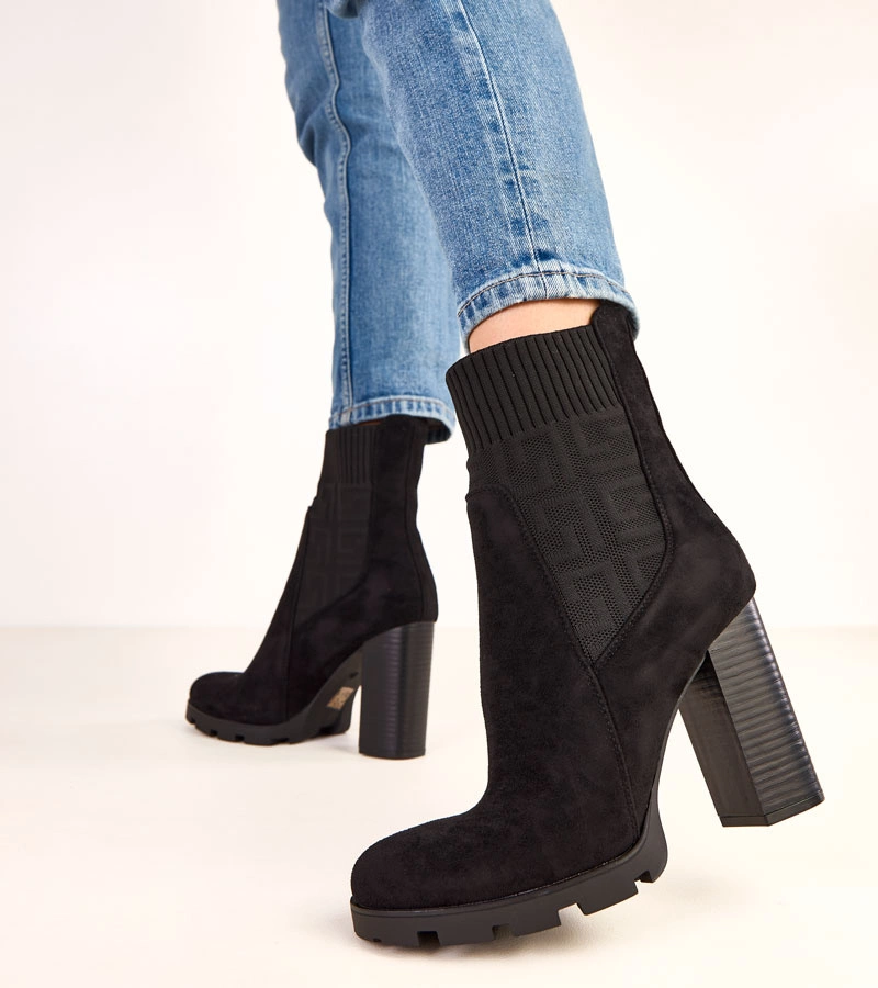 Rugalmas betéttel ellátott oszlopos fekete bokacsizma Vesira