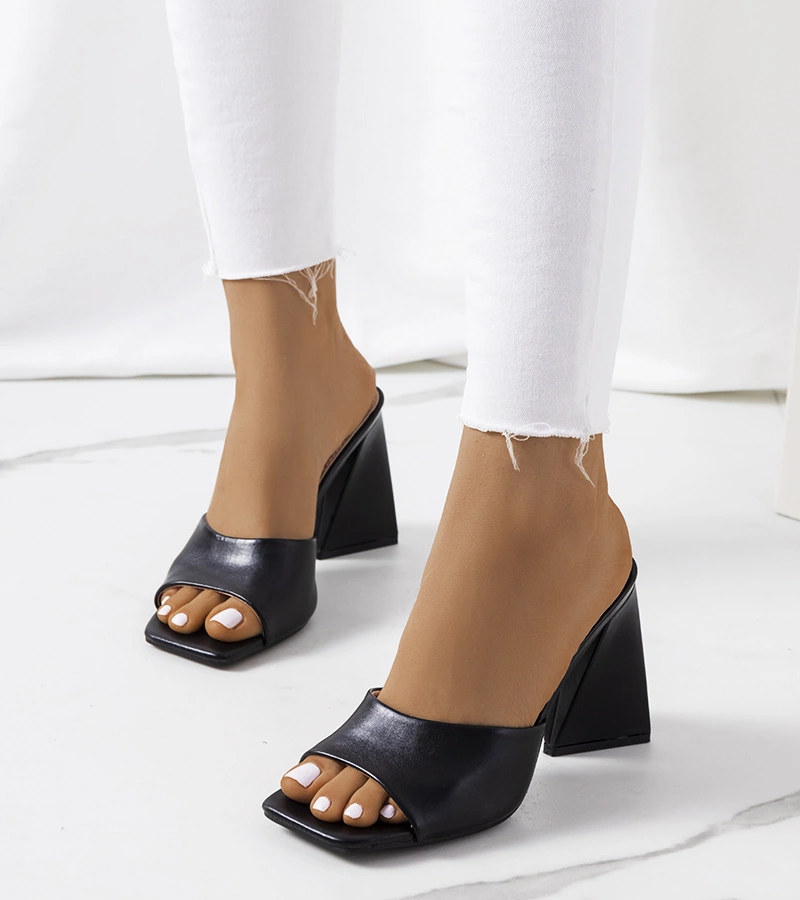 Fekete sarokcipő Istila