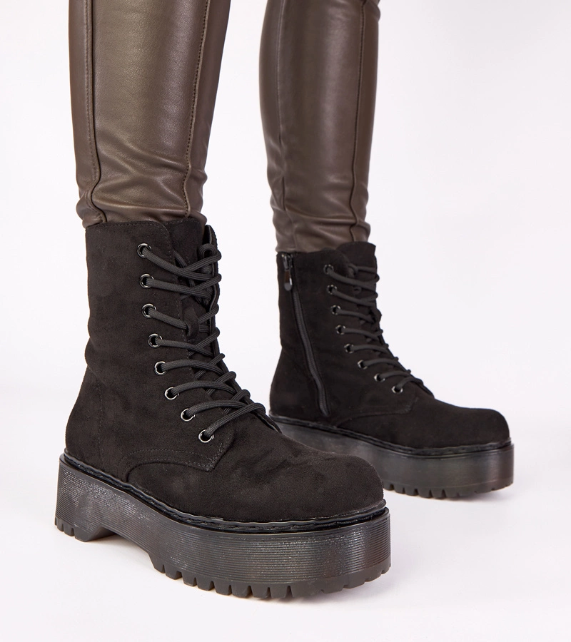 Fekete platformos művelúr bokacsizma Mollie