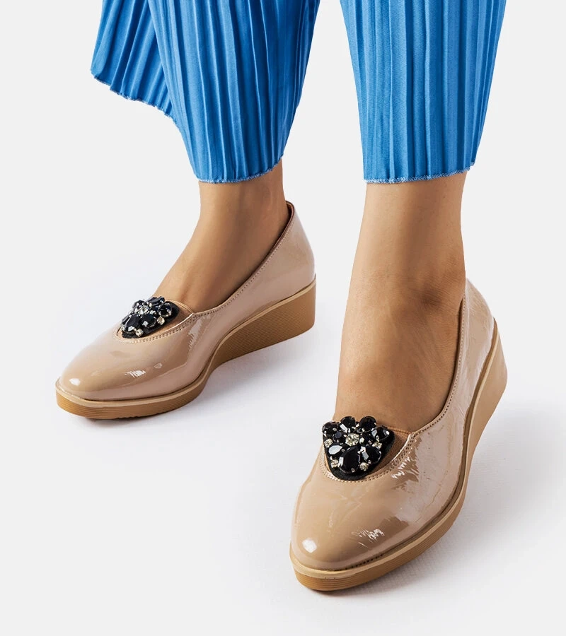 Mellori díszítéssel bézs lakkozott balerinacipők