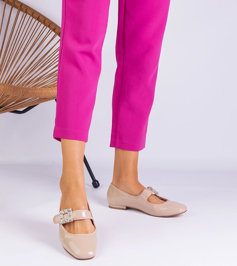 Lakkozott bézs balerinacipők csattal díszítve Furseda