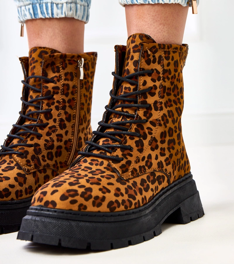 Barna bokacsizma párducmintával Espe