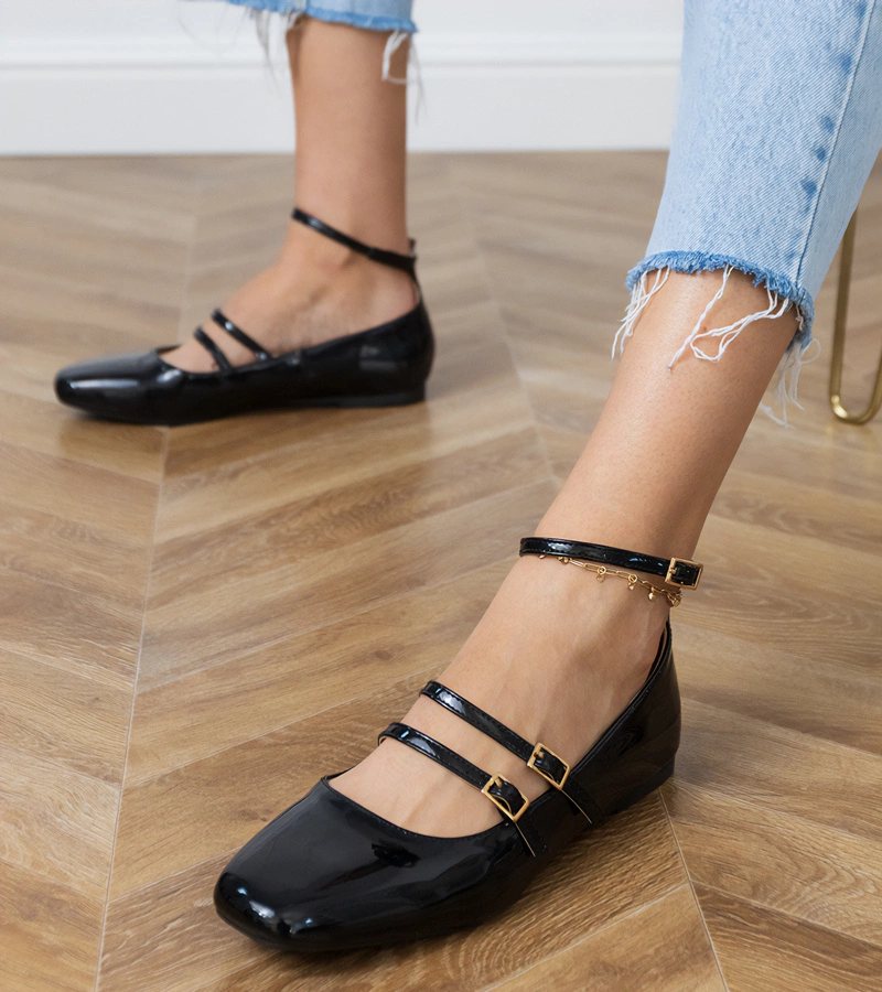 Fekete lakkozott balerinacipők csatokkal Valos