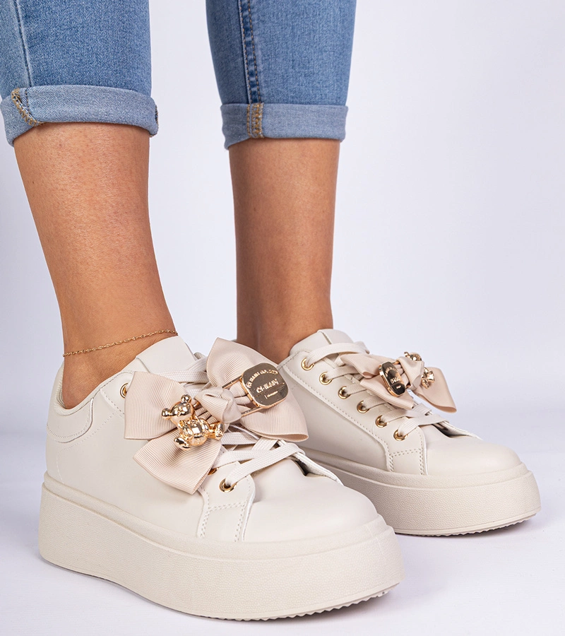 Bézs tornacipők masnival és arany mackóval Karinka