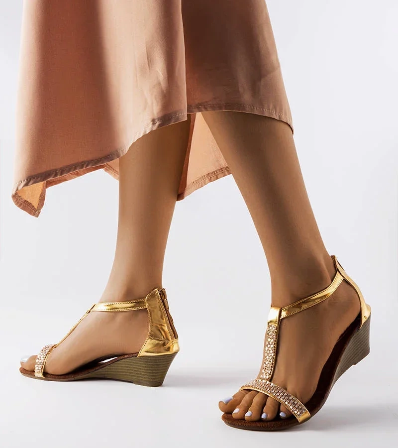 Arany sarokkal rendelkező Suaredda szandál