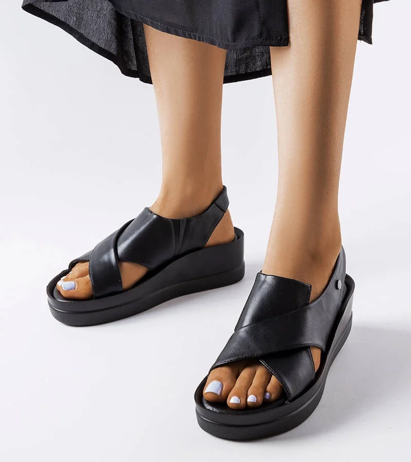 Fekete alacsony sarokkal rendelkező Adelina szandál