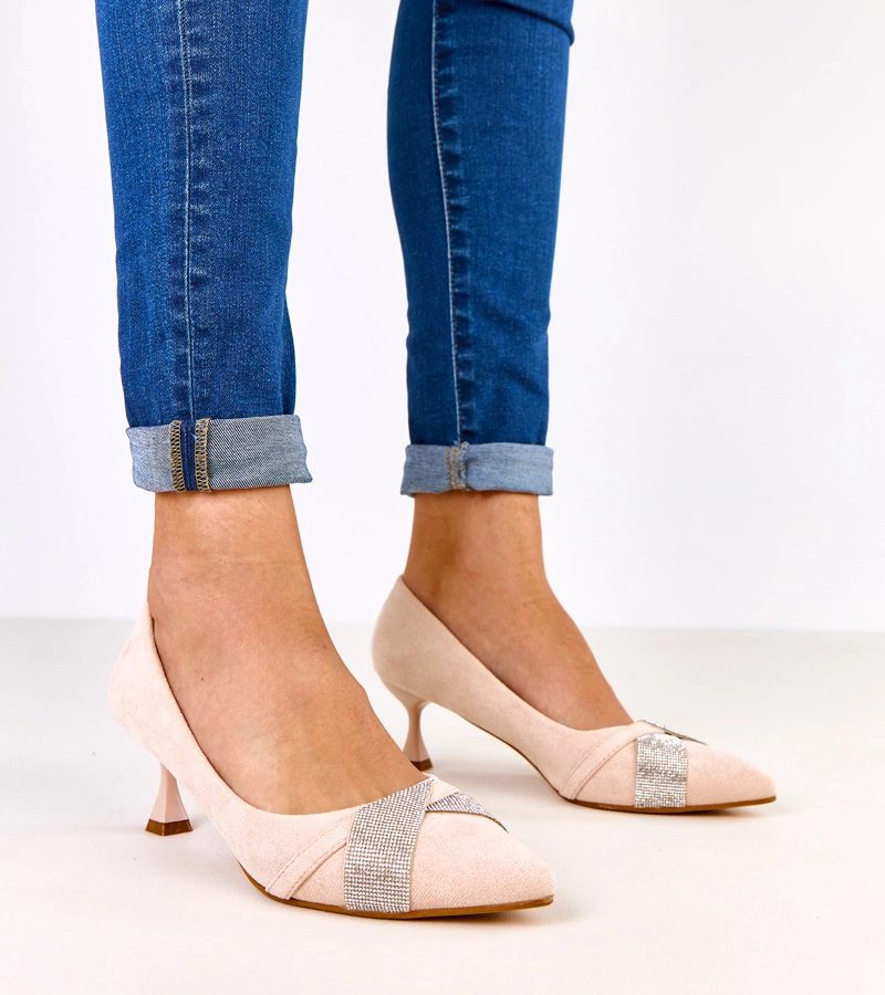 Tajlana alacsony sarkú bézs cipő cirkóniával