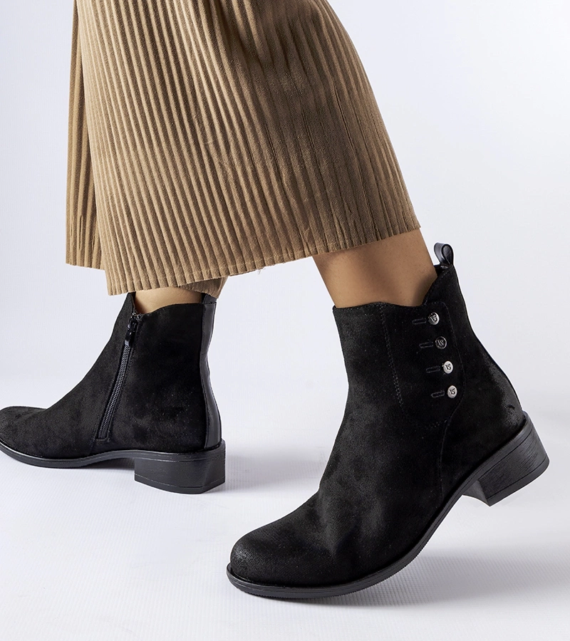 Fekete lapos sarkú Decorah bokacsizma