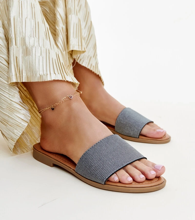 Anilsa fényes fekete papucsai