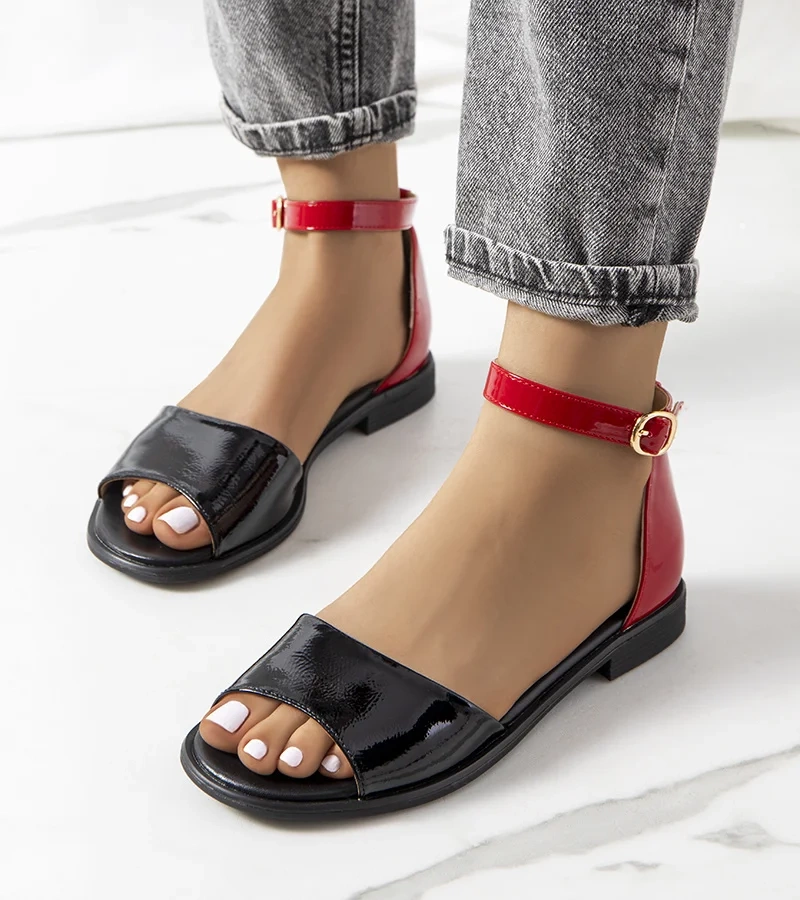 Fekete-piros lakkozott Besselsen szandál