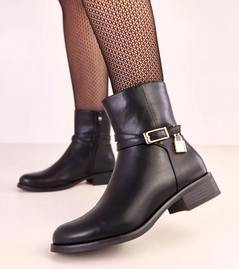 Fekete csizma csattal és lakattal Zema