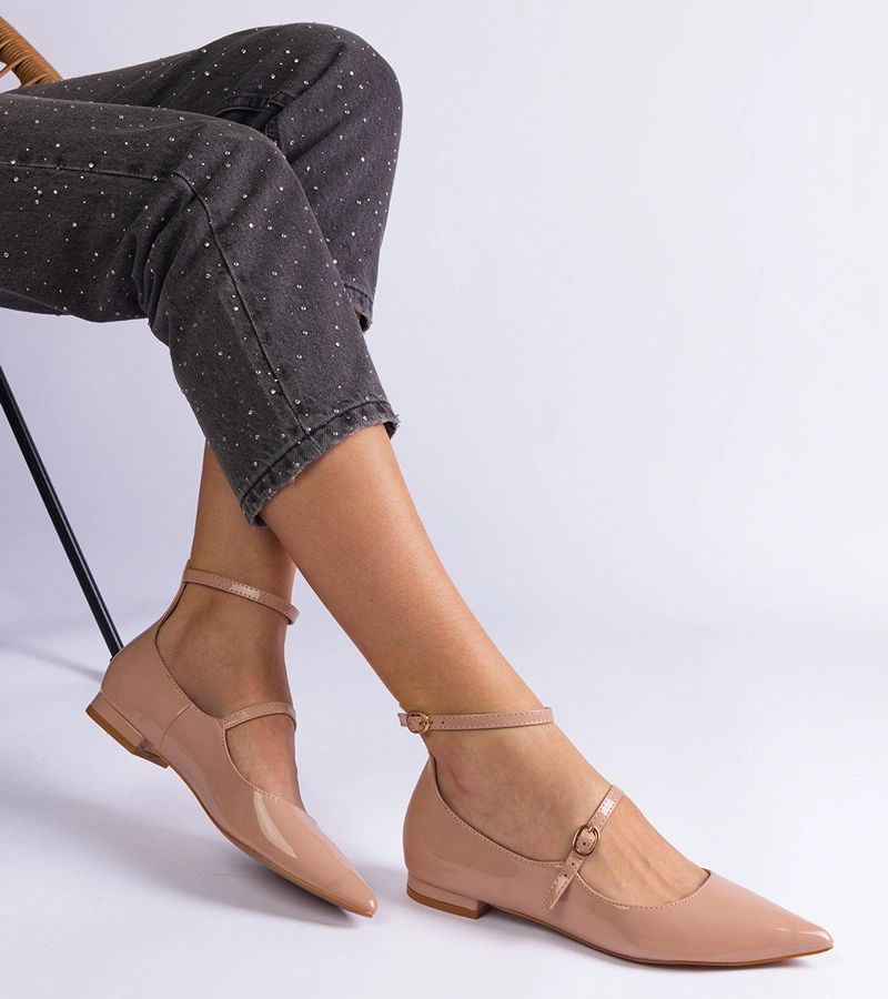 Bézs lakkozott alacsony sarkú cipő csatokkal Ewerida