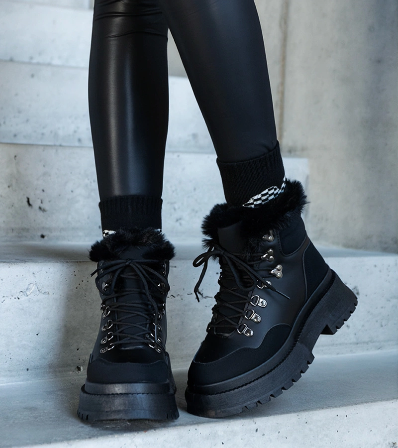 Fekete, masszív platformos bakancs, szőrmével az Estrada-tól.