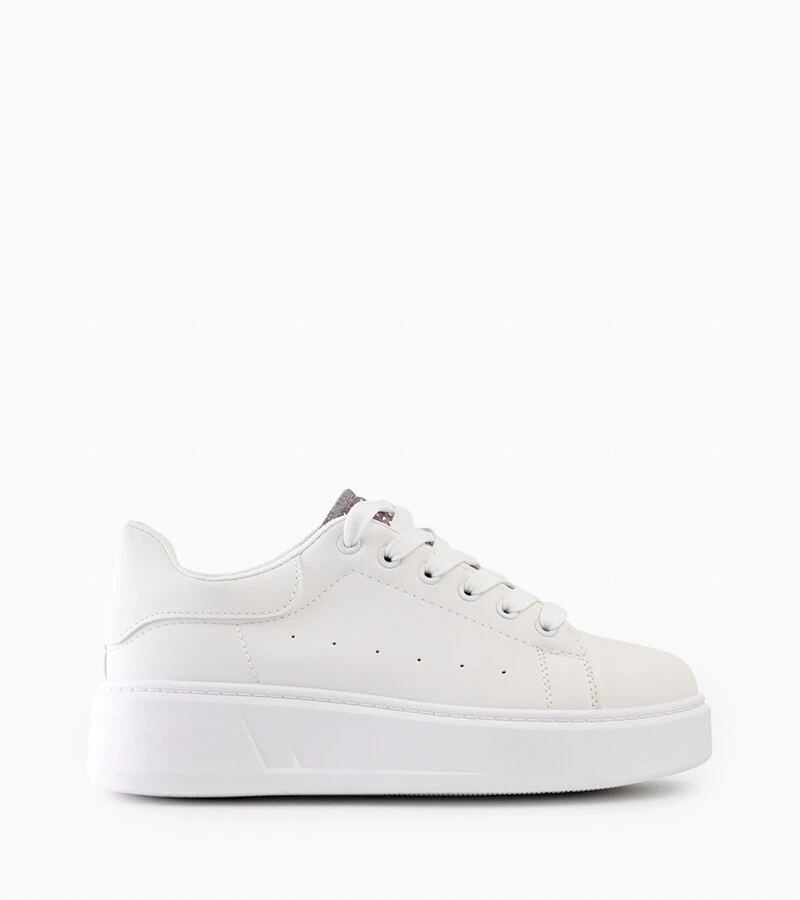 Asmait díszítéssel ellátott fehér tornacipő