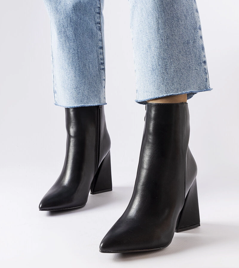 Fekete bokacsizma Abelina aszimmetrikus sarokkal