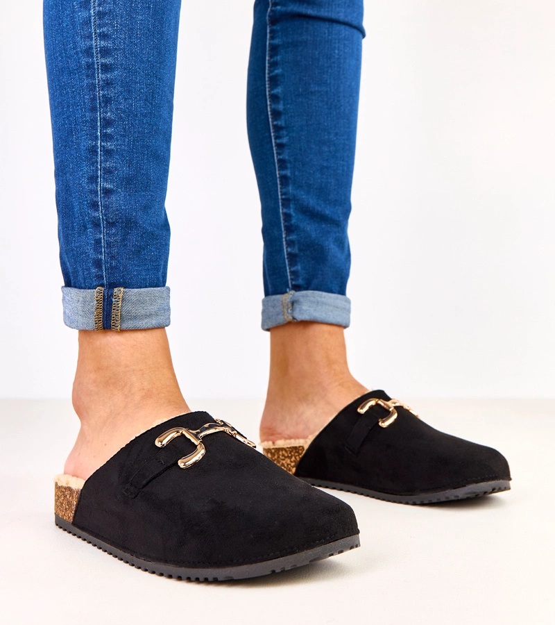 Fekete zárt papucs arany díszítéssel Stenley