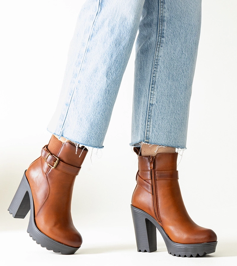 Brązowe botki na wysokim słupku Lubena po węgiersku to: **Barna, magas sarkú Lubena csizma**.