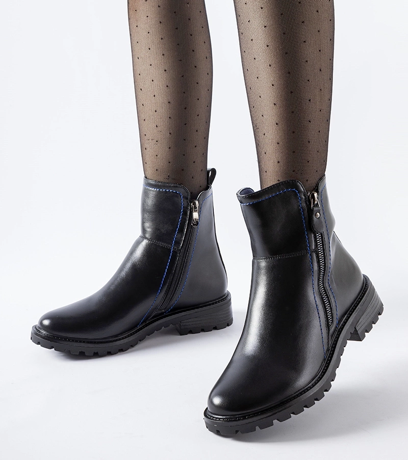 Fekete bokacsizma díszes kék cérnával Nereo