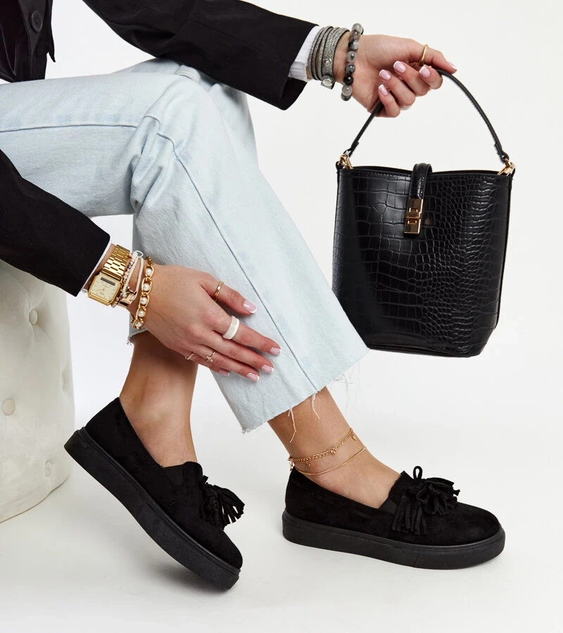 Adaldrid fekete bokacsizmája bojtokkal