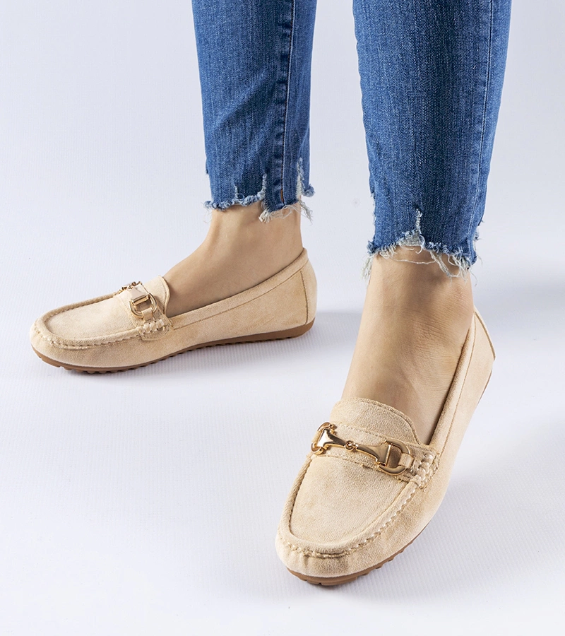 Bezs mokaszinok Fernanda csattal díszítve