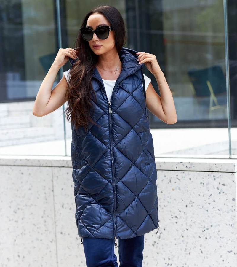 Bondo hosszú, csillogó sötétkék mellény