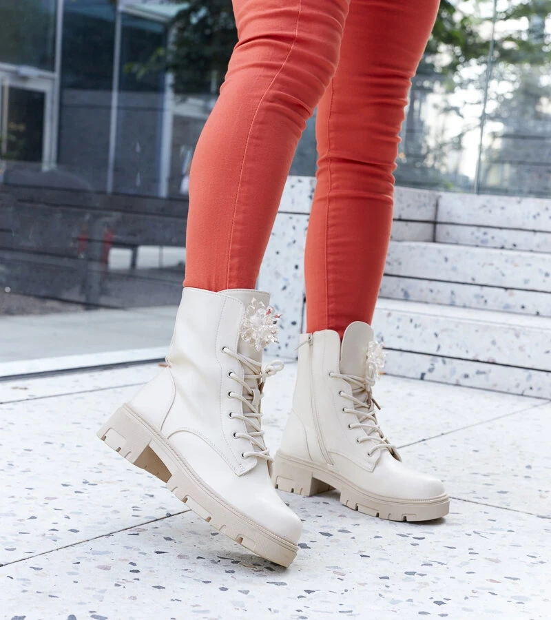 Accadia díszes gyöngyös bézs bokacsizma