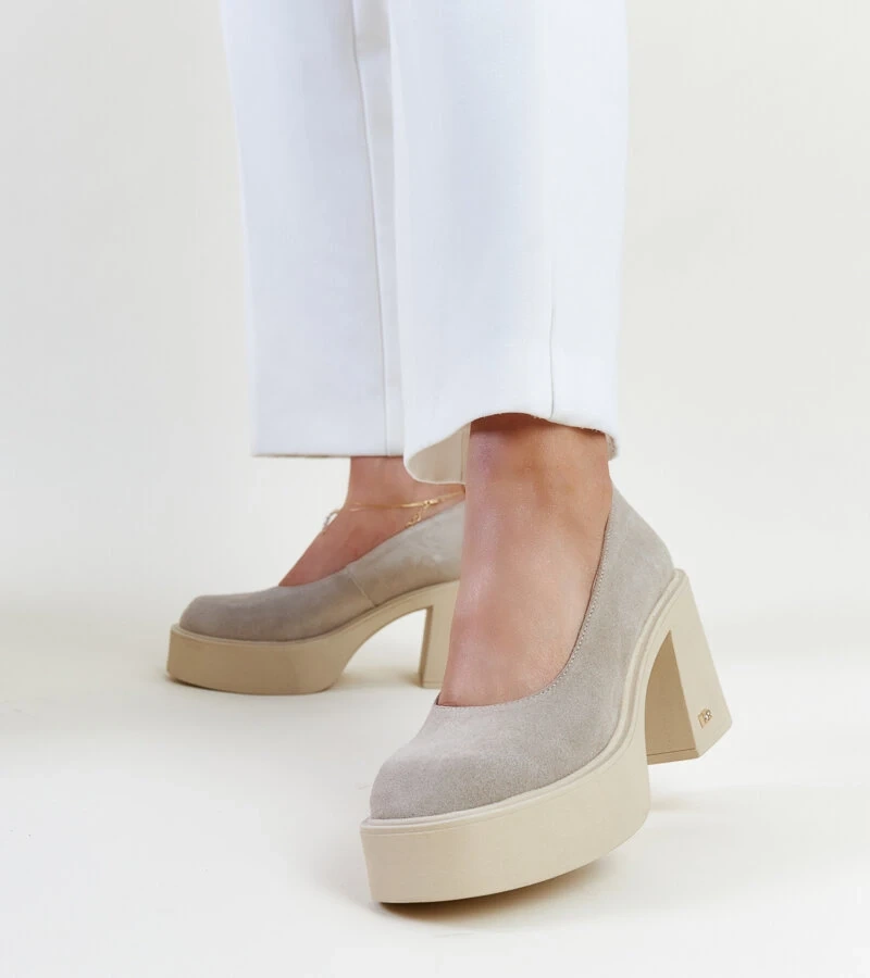 Karino bézs bőr tűsarkú cipők