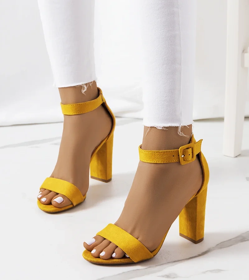 Sárga sarokkal rendelkező Hopkins szandál