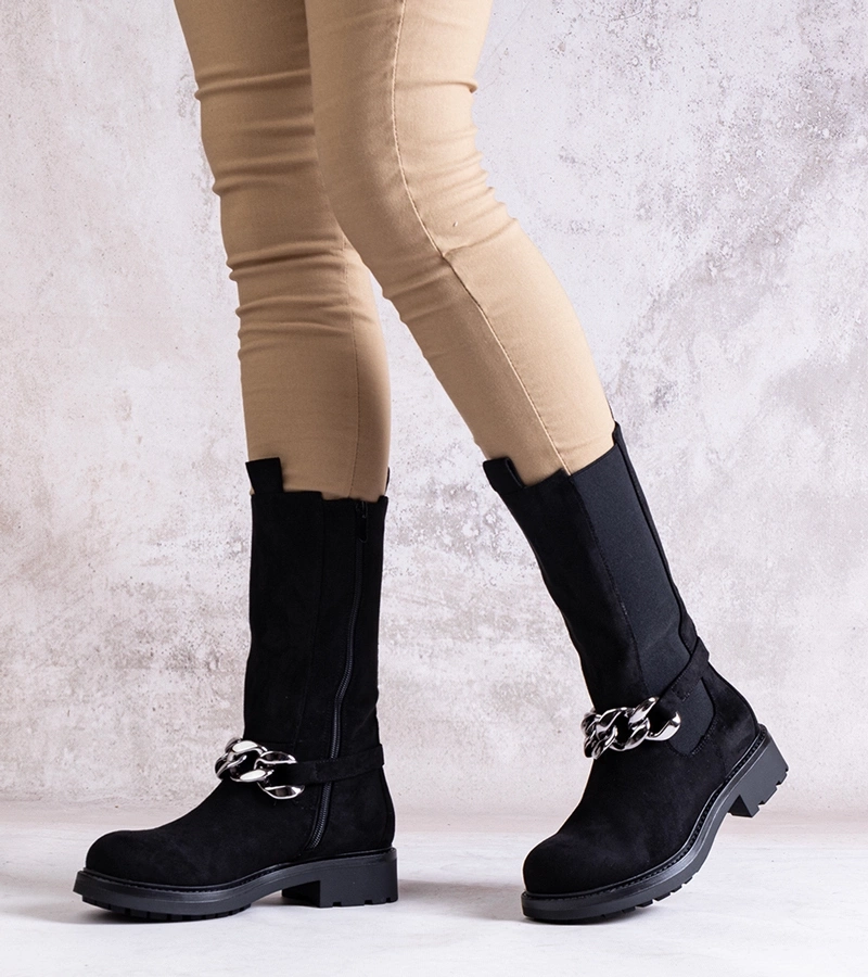 Fekete női bokacsizma lánccal díszítve Yasarna