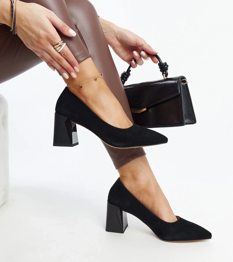 Fekete bőr Vinceza tűsarkú cipők