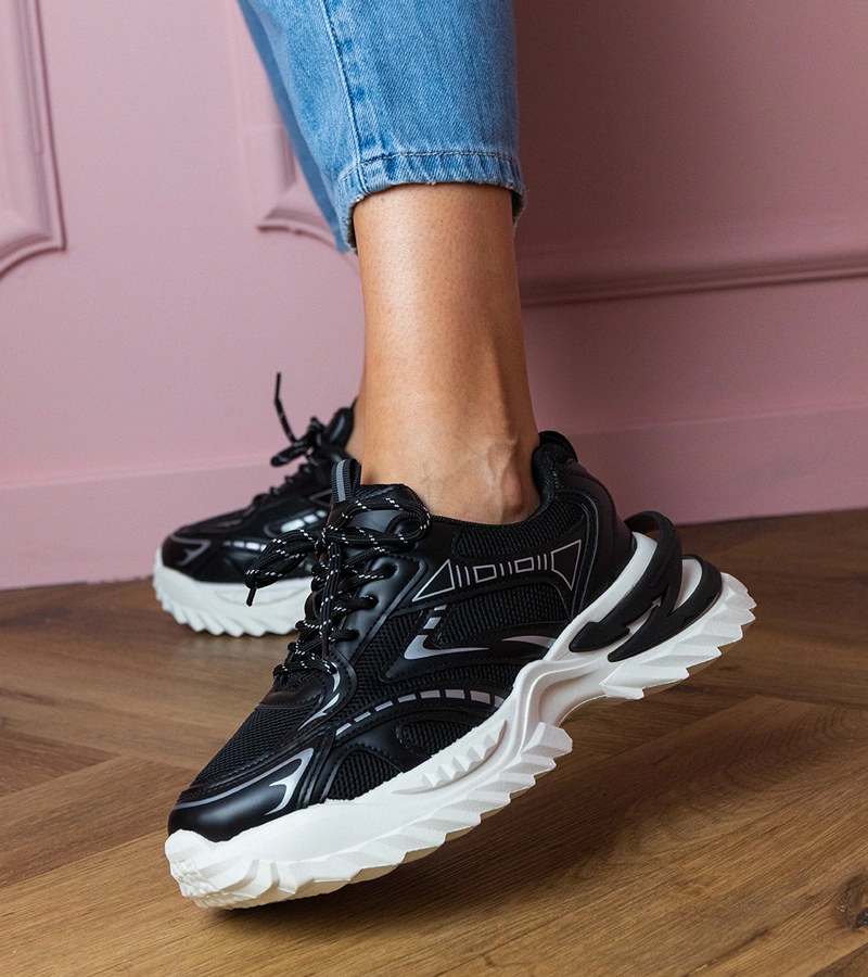 Lirana vastag talpú fekete sportcipő