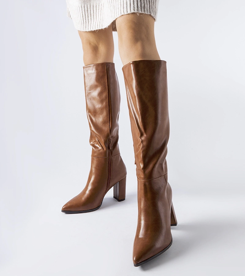 Barna bokacsizma Glassboro oszlopon