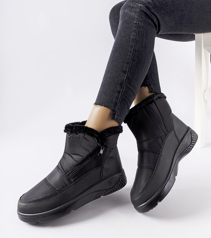 Fekete bélelt hótaposó cipő Judithéval