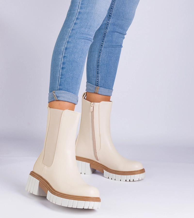 Tantala bokacsizma műbőrből bézs színben