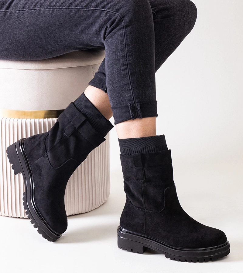 A fekete, zoknis Ralia csizma.