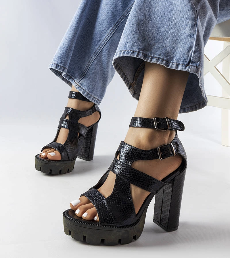 Fekete masszív sarokkal rendelkező Enenor szandál