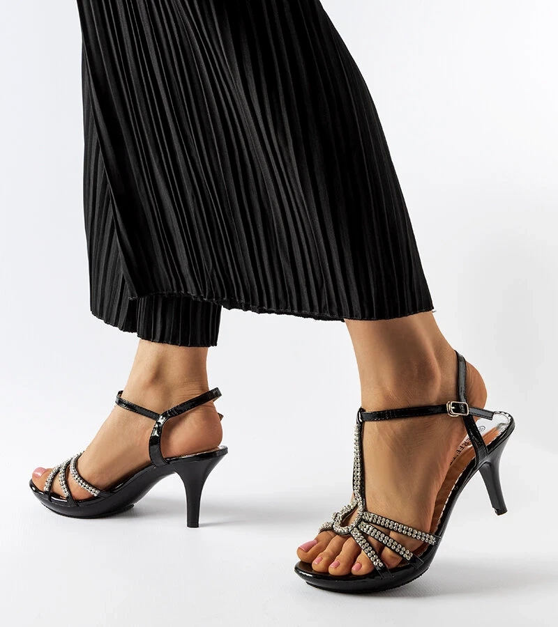 Fekete cipők tűsarkúval és cirkóniákkal Levane