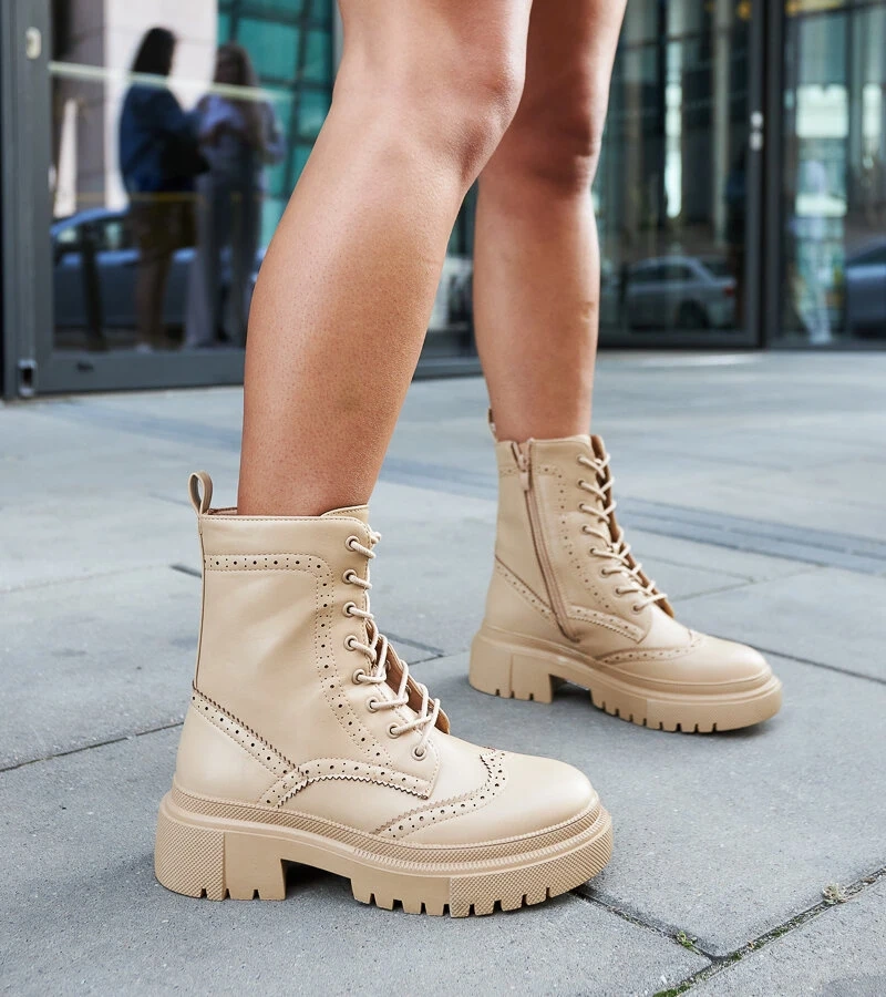 Nicla díszített bézs bakancsok